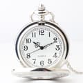 Miniatyrbild 1 av 5: Graverad vintage kvartsfickur, silver version 2 stycken, s