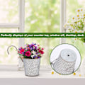 Miniatyrbild 5 av 6: Vertikal Ribbad Metall Väggplanterare för Blommor – Väggmonterad Design