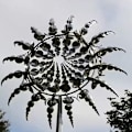 Pikkukuva 3 / 5: Puutarhansisustus 3D-metallinen pyörivä tuulimylly ulkona puutarhan nurmikon tuuliviiri (hopea)
