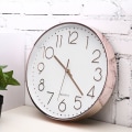 Miniatyrbild 4 av 5: 12" rund Silent Quartz väggklocka i roséguld på vitt - Batteridriven elegant svart ram