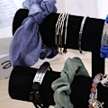 Miniatyrbillede 5 af 5: Moderne sort dobbelt række smykke display stand til armbånd og scrunchies: Ideel til hjemmet eller butikkens udstillinger Double row