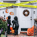 Pikkukuva 2 / 3: 4 Halloween ulkopihan roskapussin set (kaksi suurta roskapussia ja kaksi teippivaroituspussia),