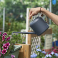 Miniatyrbillede 2 af 5: Plast med lang tud vandingssprayflaske til vanding af planter (1,8L mørkegrå),