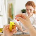 Miniatyrbilde 4 av 5: 3.5x7.2cm 5 stk. Automatisk Nålitreder Enkel Nålitreder Verktøy Selvtråd Guide Plast Sy Tilbehør Synål Enhet for Håndsøm