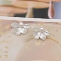 Miniatyrbillede 3 af 5: Enkle Søde Blomsterørering med Kronblade til Kvinder