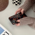 Miniatyrbillede 4 af 4: Skildpadde-Retro Telefonhus Kompatibel med iPhone16ProMax2021 Chic Amber Brown Leopard Print Mode Klassisk Blød Ul