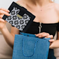 Miniatyrbillede 3 af 4: Sort Lille RFID Blokerende Pung Minimalistisk Blomsterdesign Kvinders Rejsepunge Læder Kreditkort Holder