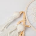 Miniatyrbillede 4 af 5: Drømmekatcher Væghæng med Pomponer Stor Hvid Drømmekatcher Træperler Boho Væghæng, Håndlavet Kvaster Ornament