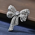Miniatyrbilde 4 av 5: Rhinestone Sløyfe Brosje Nål for Kvinner Skinnende Krystall Perle Hengende Bånd Sløyfeknute Jakkenåler Bryllupsfest Dans Bankett Kjole Dress Skjorte Skjerf Klips fo
