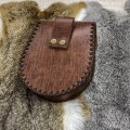 Pikkukuva 4 / 5: Norse-kuvioitu vyölaukku, retro keskiaikainen keinonahkainen sivulaukku