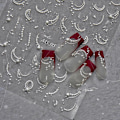 Miniatyrbild 2 av 5: Vita franska tippar Nageldekaler 5D Präglade Pärlor Nageldekaler Romantisk Fransk Linje Nageldekaler Vita Pärlor Berlocker Design Nagelmaterial för Kvinnor