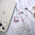 Miniatyrbillede 3 af 5: 2 STK Søde Telefon Charms Nøgleringe Æstetisk Y2k Pink Guitar Jordbær Stjerne Mobiltelefon Stropper Nøgleringe til Nøgler Tasker Kamera
