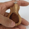Miniatyrbild 3 av 5: Gitarrplocklåda med 1 st träplock kompatibla med gitarr