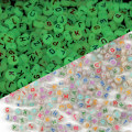Miniatyrbillede 1 af 5: （4 x 7mm）100 stk UV Akrylperler Gløder i Mørket Alfabet L