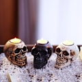 Pikkukuva 4 / 4: Kallokynttilänpidike Halloween-teevalokynttilänpidike Kallokynänpidike Työpöydän kallohahmo keräilyesine R