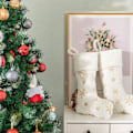 Miniatyrbillede 3 af 4: Plush Julepynt Sokker 2 stk Hvid Jule Strømpe Gave Sokker med Guld Snefnug til Julepejs D
