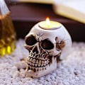 Pikkukuva 1 / 4: Kallokynttilänpidike Halloween-teevalokynttilänpidike Kallokynänpidike Työpöydän kallohahmo keräilyesine R