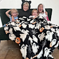 Miniatyrbilde 2 av 4: Halloween-teppe: Jack O Lantern-gresskar, hvite spøkelser og edderkoppnett på myk svart fløyelsfleece for sofa
