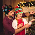 Miniatyrbilde 4 av 5: 2-pakks Jule-LED-lys strikket lue med fargerike blinkende jule-julefesttilbehør (én størrelse passer de fleste)