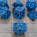 Miniatyrbillede 5 af 5: DND Polyhedral Terning Sæt til Dungeons and Dragons RPG MTG Rollespil Bordspil - med 1 Terningpose (Blå Graverede Terninger)