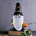 Pikkukuva 1 / 5: Kasvoton tonttu halloween-tonttu, jolla on noidanhattu halloween-lahja juhlatarvikkeet koristeveistos aave
