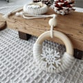 Miniatyrbild 2 av 4: 4 st julgranspynt semesterdekorationer vita snöflingor julhänge handvävda julgranspynt trä