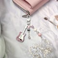 Miniatyrbillede 4 af 5: 2 STK Søde Telefon Charms Nøgleringe Æstetisk Y2k Pink Guitar Jordbær Stjerne Mobiltelefon Stropper Nøgleringe til Nøgler Tasker Kamera