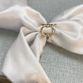 Miniatyrbillede 2 af 5: 1 stk. Lille Geometrisk Silketørklæde Ring Broche til Kvinder Piger Mode Chic Rund Bar Sjal Tørklæder Spænde Wrap Lås Cl