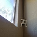 Pikkukuva 3 / 8: \"Pelästynyt\" Figuriini Kulma Seinäkoriste 3D Liimattava Kiipeilijä White