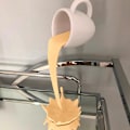 Miniatyrbillede 7 af 8: Flydende Spildende Kaffe Kop Skulptur Køkken Dekoration A3