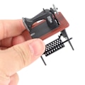 Pikkukuva 4 / 5: 1:12 Nukkekodin miniatyyri Ompeluhine Malli Nukkehuonekalujen sisustus Red