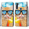 Pikkukuva 2 / 4: Yhteensopiva Motorola Moto G8 Power -puhelimen kanssa, värillinen piirros, ristikkäinen kuvio, vaakasuuntainen läppä PU-nahkakotelo pidikkeellä, korttipaikoilla, lompakolla ja kaulanauhalla Cat Drinking Soda