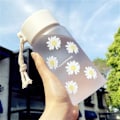 Pikkukuva 2 / 5: 500 ml Läpinäkyvä Muovivesipullo BPA-vapaa Kannettava Ulkoilma Urheilumuki Opiskelijalle Narulla Frosted 3 flower