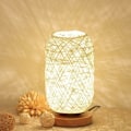 Miniatyrbilde 1 av 4: Nattlampe i rotting med ledning og trebase (Beige).ca