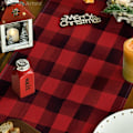 Miniatyrbillede 3 af 5: Rød og Sort Buffalo Plaid Glædelig Jul Juletræs Bordløber, Sæsonbestemte Lastbilgaver 13x72 Tommer-Rød / Sort (LGL)