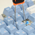 Miniatyrbillede 5 af 5: Nøglefjerner og rengøringsbørste (LGL)