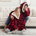 Miniatyrbilde 2 av 5: Genserteppe Oversized Hettegenser Brukbart Teppe Mykt Varmt Komfortabelt Stor Frontlomme LGL Red and black check