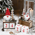 Miniatyrbillede 5 af 5: Julekalender, Sødt Julemand-mønster, Julekalender i træ, Borddekoration (Grå, 1 stk.) (LGL)