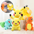 Miniatyrbillede 2 af 5: Pokémon Plyslegetøj Pikachu/Bulbasaur/Charmander/Psyduck Blød Tegneseriefigur Legetøj Lille Pude Ornament til Børn Voksne Ny