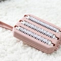 Miniatyrbillede 2 af 5: Tæppebørste Sweeper Snavs Håndholdt Sofa Seng Kæledyrshår Snavs Pels Rullebørste Husholdning [LGL]