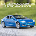 Pikkukuva 2 / 5: Tesla Model S -automalli valolla ja avattavilla ovilla, musiikilla varustettu simulaatioajoneuvo
