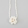 Miniatyrbillede 3 af 5: Camellia Blomst Halskæde Simpel Imitation Perle Choker Kraveben Kæde Halskæde (LGL)