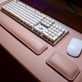 Miniatyrbild 4 av 5: Dubbelsidig PU Läder Mus Handledskudde Tangentbord Handledsstöd Bricka Musmatta LGL Pink and blue
