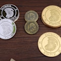 Miniatyrbilde 5 av 5: Hogwarts-mynter Filmrekvisitter Gringotts Trollmannsbank Gullmynter med pengepose [GL]