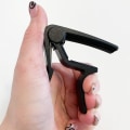 Miniatyrbilde 4 av 7: Gitarracapo for akustiske og elektriske gitarer med 5 plektrum gratis, svart