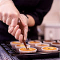 Miniatyrbillede 4 af 7: Hvide cupcake-forme i papir til King Charles' kroningsdekorationer, bageforme, cupcake-forme til bagning, mini muffinforme, muffinforme, papir White