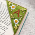 Miniatyrbild 1 av 7: Handbroderat hörnbokmärke, 26 bokstäver personliga bokmärken kvinnor årstider bokmärken filt triangel bokmärke presenter för bokälskare män barn A Summer