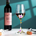 Miniatyrbillede 5 af 8: Håndmalede emaljerede blomster blyfri vinglas, 320 ml/10,8 OZ røde/hvide krystalvinglas (lilla bægerlilje) Purple Cup Lily