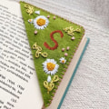 Miniatyrbild 1 av 7: Handbroderat hörnbokmärke, 26 bokstäver personliga bokmärken kvinnor årstider bokmärken filt triangel bokmärke presenter för bokälskare män barn S Summer