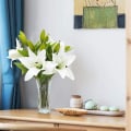 Miniatyrbillede 3 af 5: 4 stk. Kunstige Lily Blomster Planter Kunstige Blomster Arrangement Silke Bryllup Brudebuketter Hvid Indendørs Udendørs Hjem Køkken Spisebord Midterstykker L